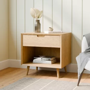 שידת לילה סקנדינבית עם מגירה ותא פתוח, בגימור פורניר טבעי – דגם Varden Night