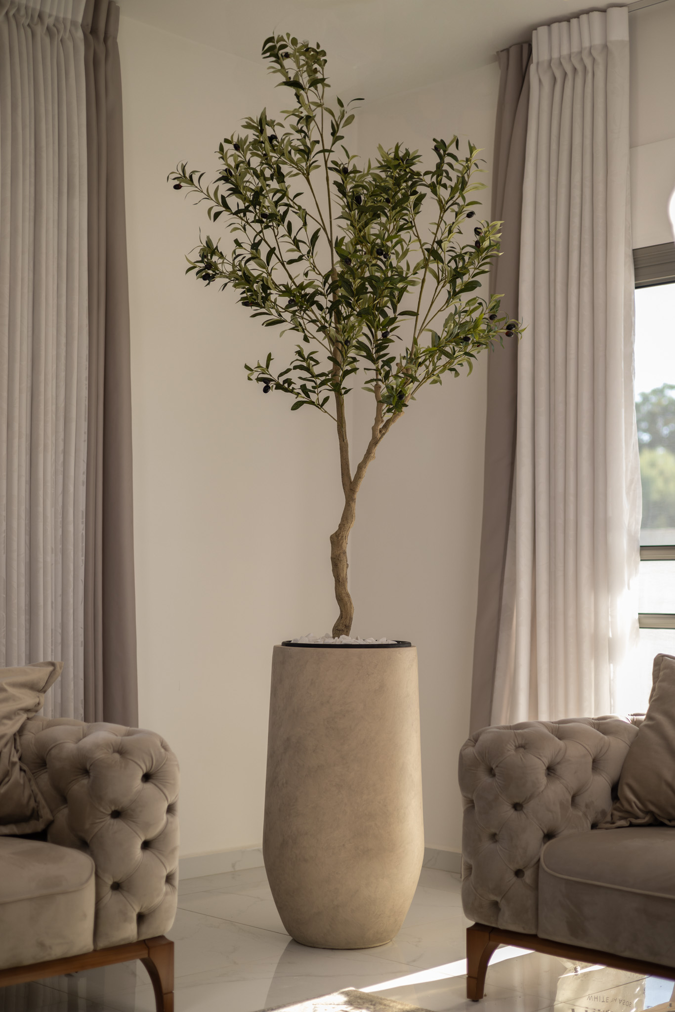 Serenity 80 – כד יוקרתי עם עץ זית מלאכותי גדול