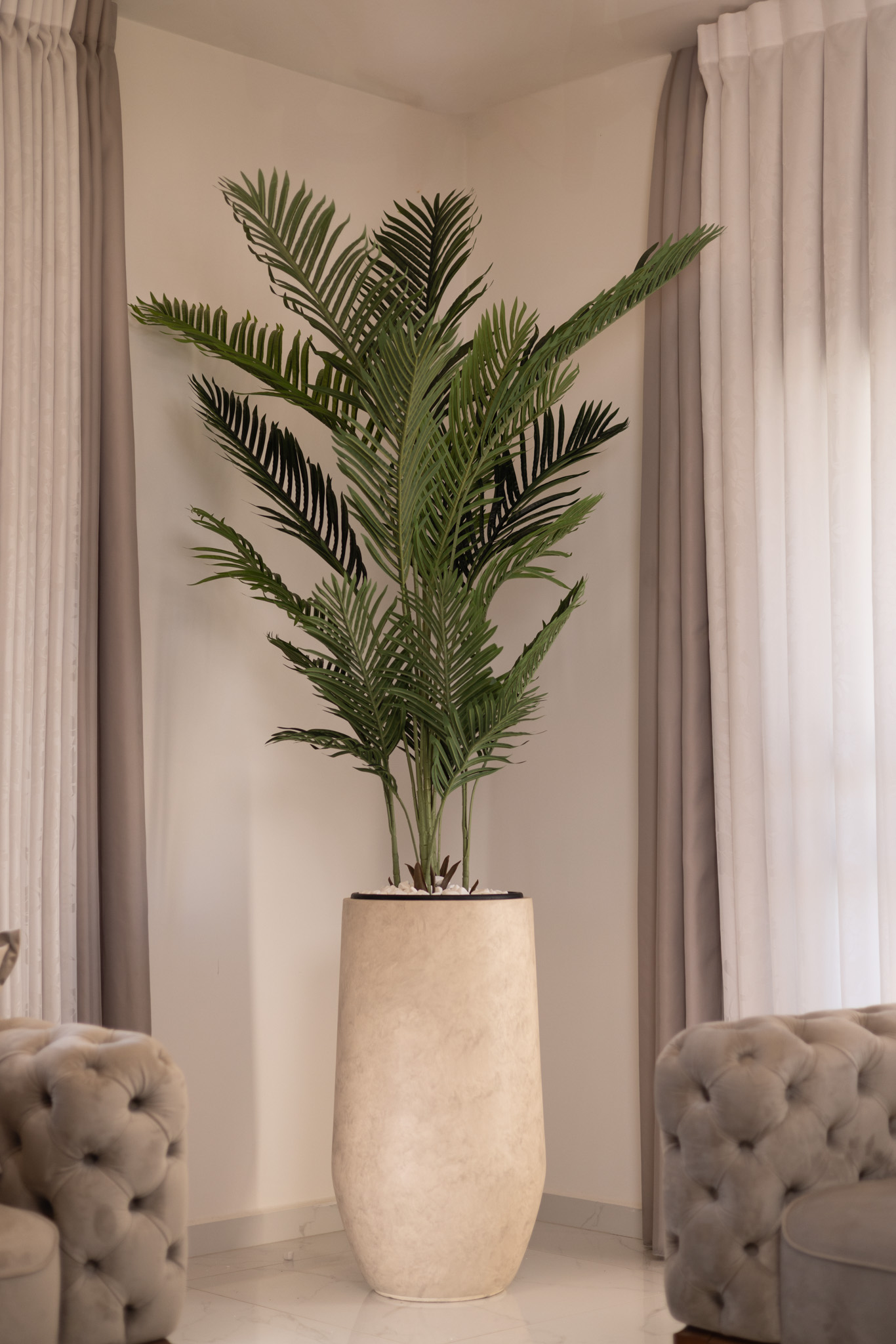 כד Serenity 80 בשילוב דקל מלאכותי גדול – תמונה 3