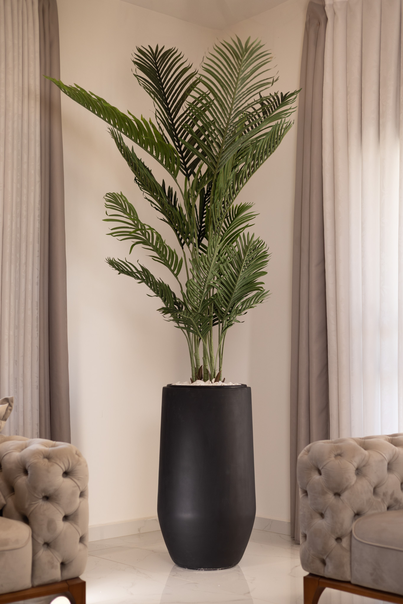 כד Serenity 80 בשילוב דקל מלאכותי גדול