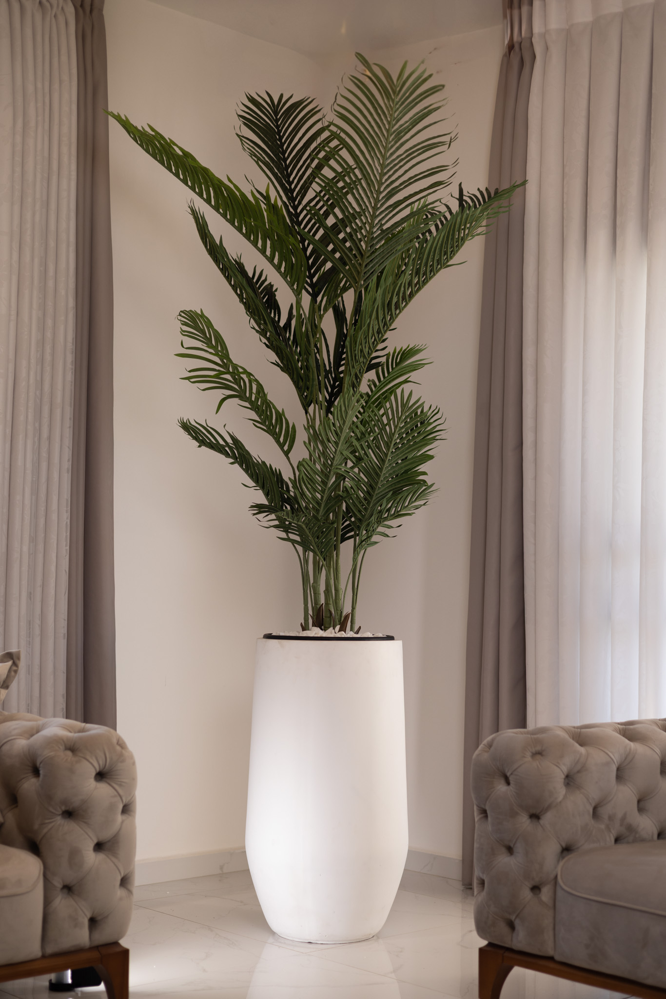 כד Serenity 80 בשילוב דקל מלאכותי גדול – תמונה 2