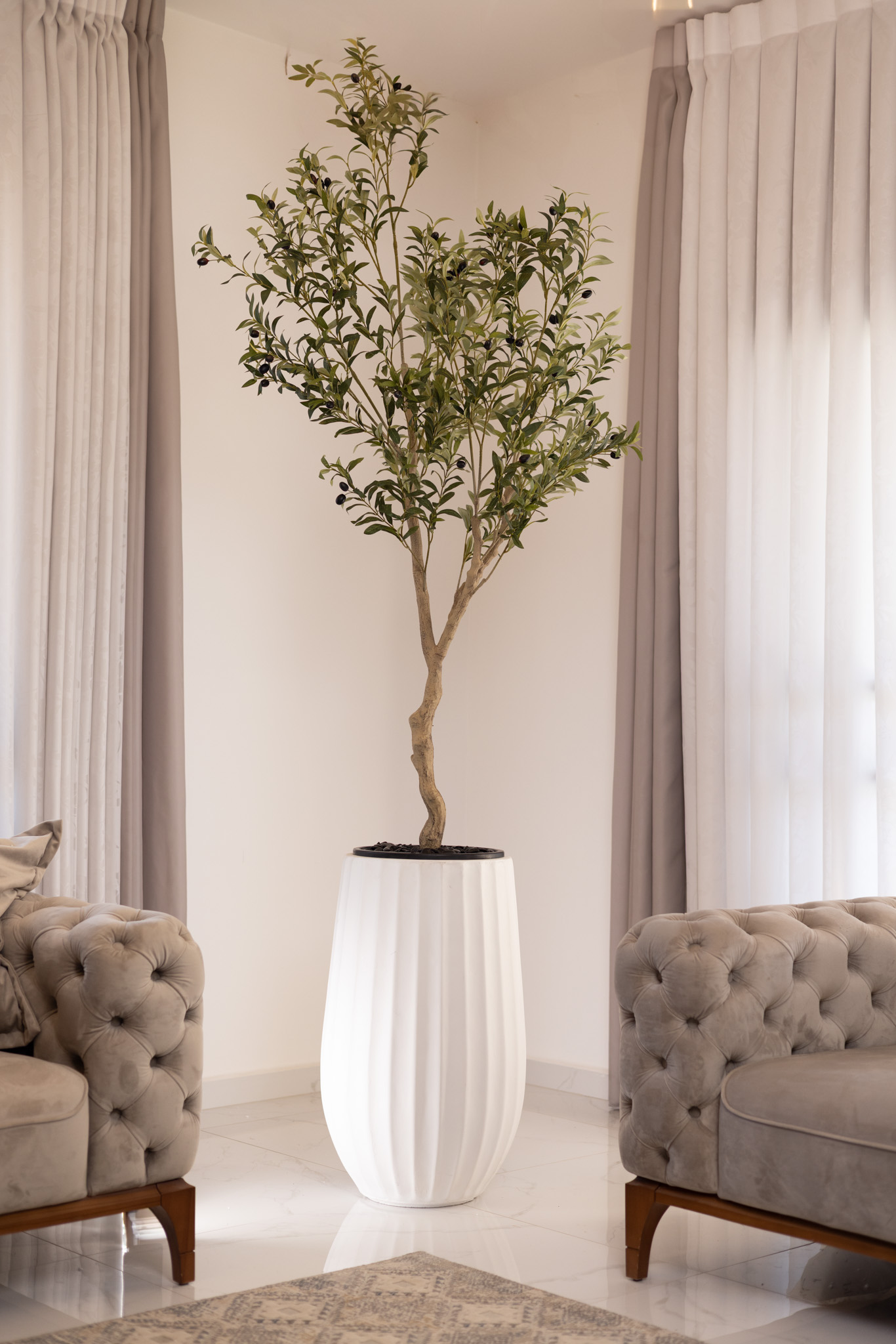 כד Elegance 70 בשילוב עץ זית מלאכותי גדול